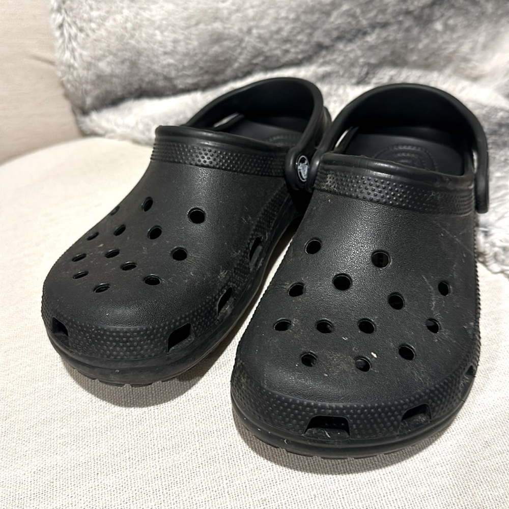 Classic Black kids / junior Crocs M4 W6
